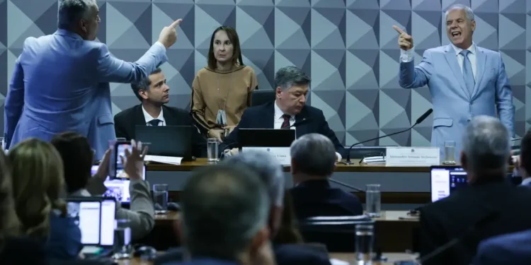 Ex-presidente do INSS se nega a responder perguntas de relator da CPI