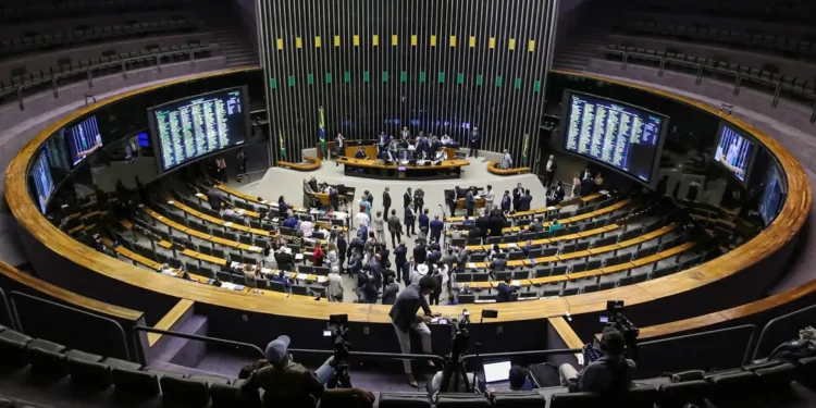 Lindbergh propõe mudança em regra de cassação de mandato por faltas