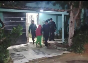 Idosa detida pelos policiais do setor 14 do 5bpm. Imagem: Cristian Monteiro - Jornalista