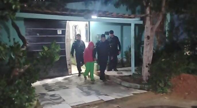 Idosa detida pelos policiais do setor 14 do 5bpm. Imagem: Cristian Monteiro - Jornalista