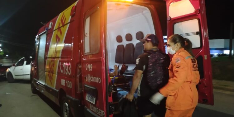 Motociclista sofre acidente e vai parar em calçada após colisão com carro