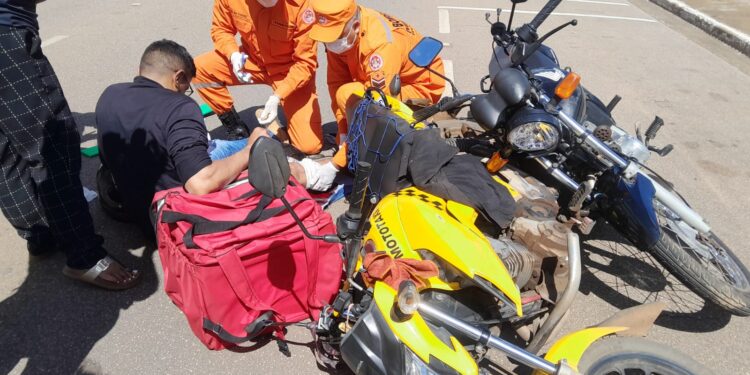 Motoboy fica gravemente ferido em colisão com mototáxi no Centro de Porto Velho