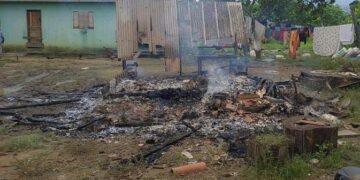 Moto de aplicativo avança preferencial e deixa três feridos em acidente na Rua da Beira