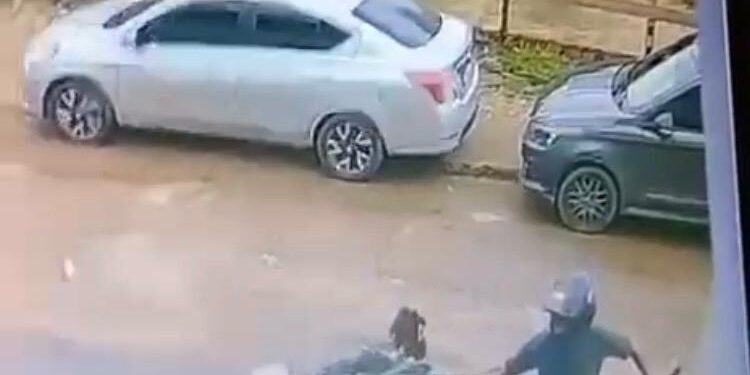 Mulher reage a tentativa de assalto na saída de banco e impede ação criminosa