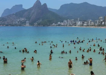 Corpo de piloto do avião que caiu em Copacabana é resgatado