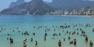 Corpo de piloto do avião que caiu em Copacabana é resgatado