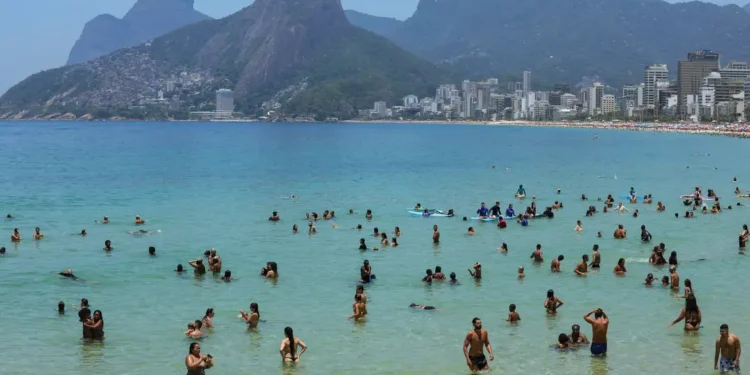 Corpo de piloto do avião que caiu em Copacabana é resgatado